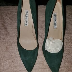 Charles David Suede Green pump. Made in Spain size 39